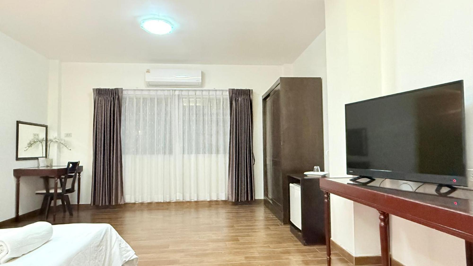 Issara House 2*